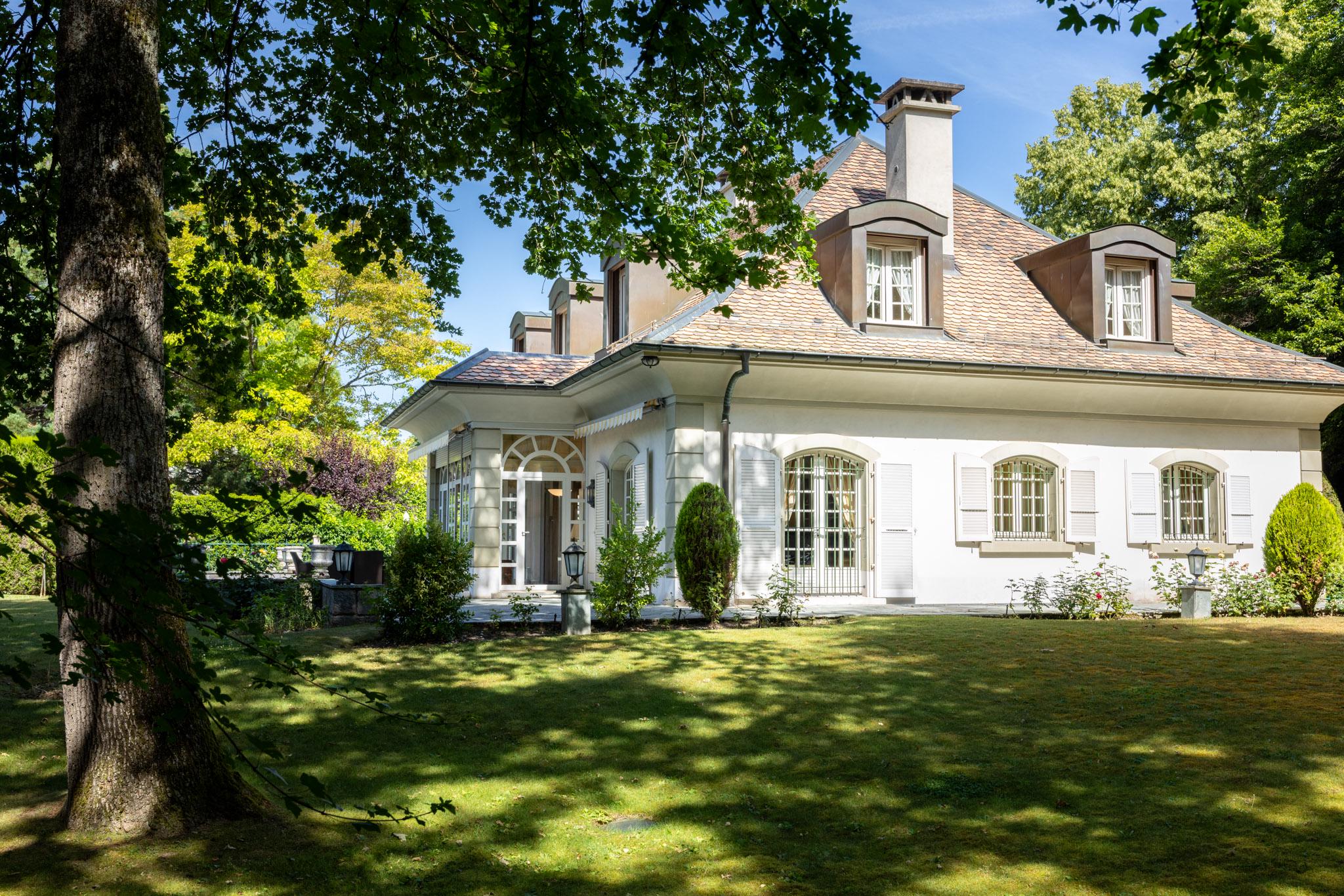 Maison de Maître - l'intimité d'un grand jardin verdoyant.
